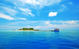 马尔代夫蓝天蓝海美景壁纸