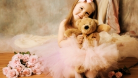 抱着泰迪熊的可爱金发女童壁纸