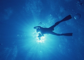高清晰蓝色深海潜水员壁纸