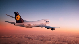日落下的德国汉莎航空公司波音747 8i飞机壁纸