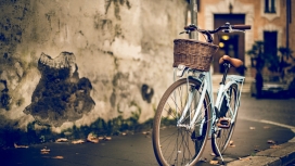 停靠在栏杆上的女式复古自行车壁纸