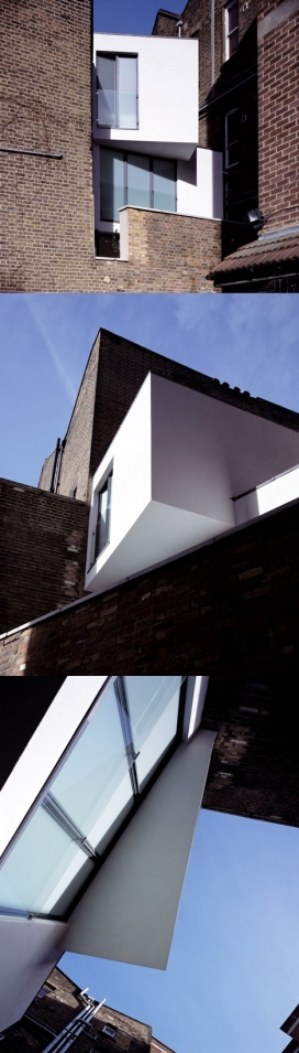 伦敦西部三米宽空间露台的房屋-半透明的玻璃正面有助于使自然光通过玻璃照射到房间