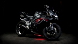 高清晰黑色铃木GSX R摩托车壁纸