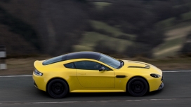 高清晰黄色阿斯顿・马丁新V12 Vantage S侧面壁纸下载
