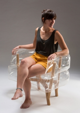 透明充气扶手木质椅设计-灵感来自于平板包装家具，为了减少在运输包装的空间量，设计师决定对传统的内饰和塑料座椅的料压缩改装，方便外出携带