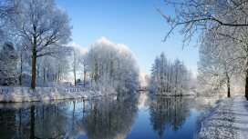 冬季阳光明媚的湖景