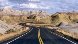 高清晰天空下的公路沙漠壁纸