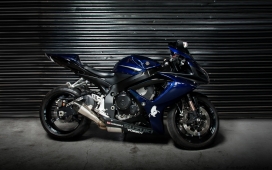 高清晰黑蓝蓝色铃木GSX摩托车壁纸