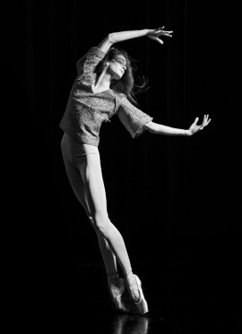 芭蕾舞者-玛丽・艾格尼丝吉洛特-巴黎歌剧院巨星演绎Crash杂志黑白人像，可以欣赏到特有天赋的神秘主义运动领域