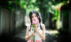 可爱手捧鲜花的亚洲女孩