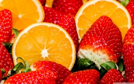 高清晰切片的脐橙与草莓