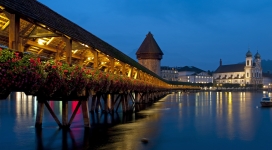 瑞士卢塞恩教堂桥下的夜景