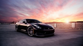 夕阳下的黑色日产GT-R汽车壁纸