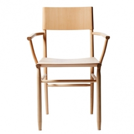斯德哥尔摩2015年-瑞典设计师大卫・爱立信创建的山毛榉竹节椅子，一个轻量级的椅子。山毛榉单板的薄层被模塑成平缓的曲线来创建所述座椅和靠背。