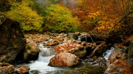 高清晰秋季岩石小瀑布美景