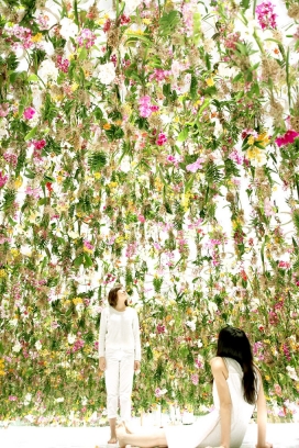互动浮动花卉园-创新在日本东京国立未来科学博物馆，两个主要的互动数字艺术展览追溯了 - “数码艺术”的巡回演出，设计师采用涉及2300多种生长植物悬挂在天花板上做装饰