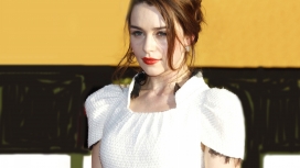 英国女演员明星艾米莉亚・克拉克Emilia Clarke桌面壁纸下载