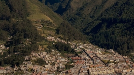 厄瓜多尔基多安第斯山脉下的小镇