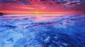 夕阳红下的晶体蓝冰湖美景