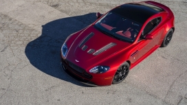 高清晰俯拍红色阿斯顿・马丁V12 Vantage跑车顶部壁纸