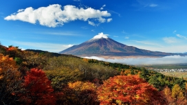 高清晰蓝天白云下的日本富士山壁纸