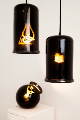 魔灯-采用光滑的黑色玻璃为灯罩，灵感来自烹饪，有四种形状-三吊坠和一个台灯