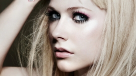 高清晰金发Avril Lavigne-艾薇儿・拉维尼电脑壁纸下载
