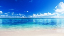 碧水蓝天沙滩壁纸