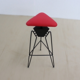 Tripod-三角铁架红垫凳设计