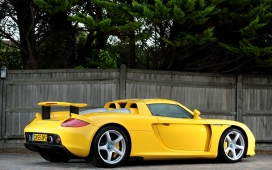 高清晰黄色保时捷卡雷拉GT（Carrera GT）侧面壁纸下载