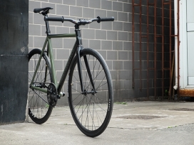军绿色隐形冷灰色标志的自行车