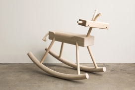 手工制作的硬木绳索木马骑椅玩具