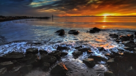 日落下的海洋海岸黑色岩石