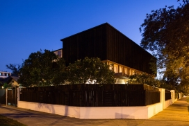 木材瑜伽屋-智利DX建筑师工作室新推出的作品-大面积的木条装饰是其最大的亮点，形成一个光明和黑暗的对比