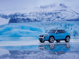 结冰湖面上的蓝色大众SUV越野车汽车