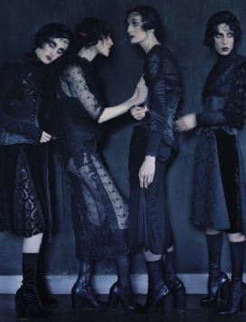 反叛骑手-VOGUE意大利时尚杂志十二月-克利夫兰安娜和克莉丝汀卡蕾，反映世纪之交的女权主义者