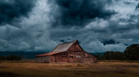 暗风暴云下的木屋