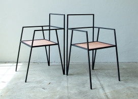 薄钢板形状制成的V形固体金属支架家具-阿根廷Ries建筑工作室作品，包括一把椅子，办公桌，桌子和支架