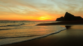 高清晰夕阳下的海滩壁纸