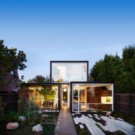 玻璃式箱三人组公寓-位于墨尔本，255平方米，这样做的目的是创造一个广阔的花园私密空间，以及一系列的庭院和露台。