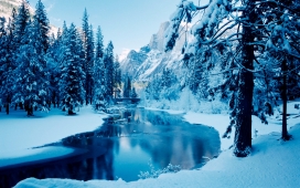 冰蓝色的冬季湖景观