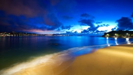 蓝色的海滩夜景