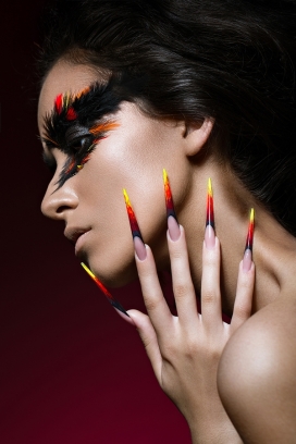 Phoenix-美人脸-凤凰鸟，有创意的化妆和长指甲形象