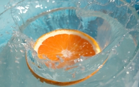 水花中的切片脐橙