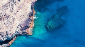 高清晰俯拍的蓝色岩石海岛壁纸