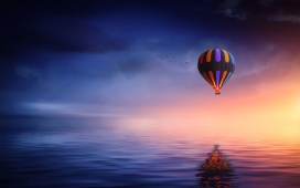 高清晰海面上的彩色热氢气球壁纸