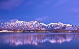 蓝紫雪山湖倒影美图