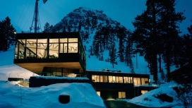 加州滑雪木屋-戏剧性的悬臂建筑，滑雪室被三面环绕，由地板到天花板，滑动的玻璃墙，完全可以通往滑雪平台