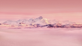 冬季粉红色的山脉