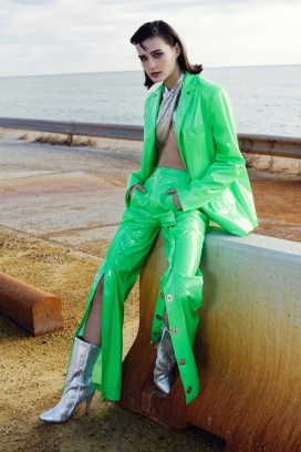 Harper- Bazaar-明亮色调搭配的时装秀